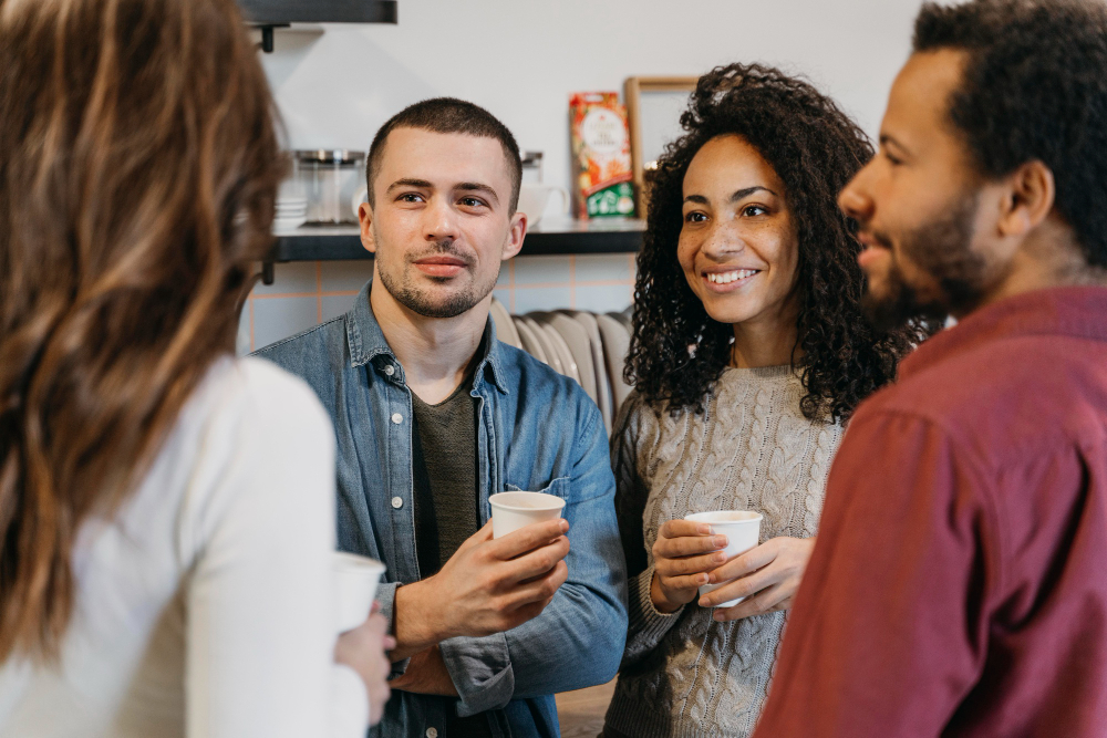 groupe de salariés discutant autour d'un café