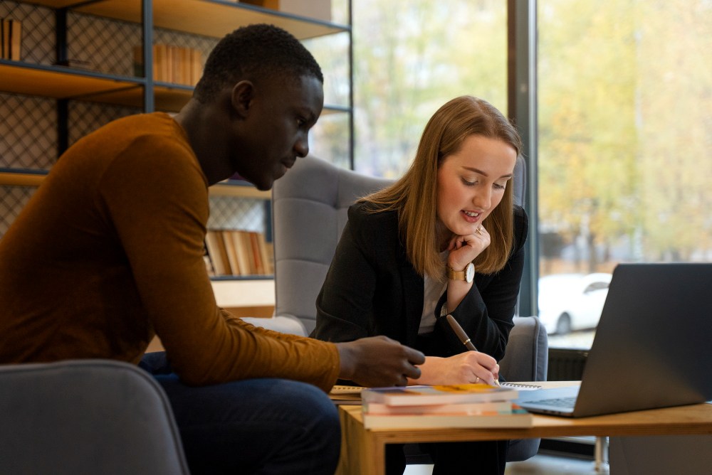 deux étudiants qui étudient