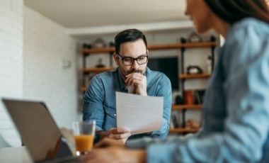 La prestation est gérée par Edenred France. Outre l’émission des chèques emploi service, l’entreprise est chargée de la gestion des demandes adressées par les agents. Elles se font en ligne sur le site (www.cesu-fonctionpublique.fr) ou en téléchargeant le formulaire papier disponible sur le site et en le renvoyant à l’adresse indiquée.   Vous devrez fournir une série de pièces justificatives :  -    Une copie du livret de famille ou de tout document officiel permettant d’attester de l’âge de l’enfant, de votre lien de filiation, et de votre situation matrimoniale le cas échéant ; -    Une copie du ou des avis d’imposition sur les revenus de l’année N-2, selon votre situation matrimoniale ; -    Une copie de votre fiche de paie de moins de 3 mois. -    Une copie sur l’honneur de garde d’enfant à titre onéreux.
