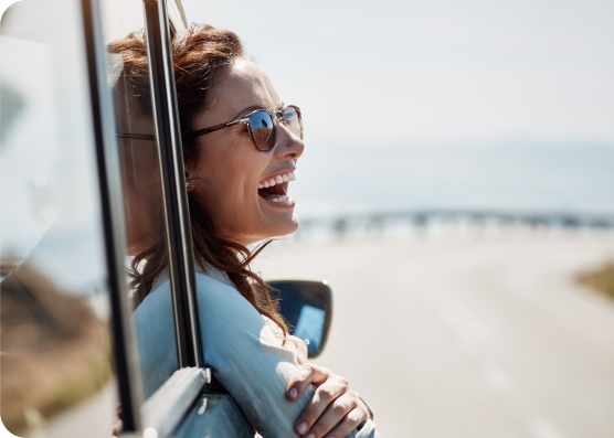 Femme dans une voiture regardant à l'extérieur