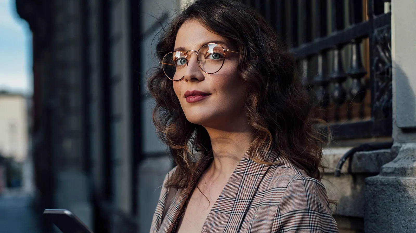 femme avec des lunettes