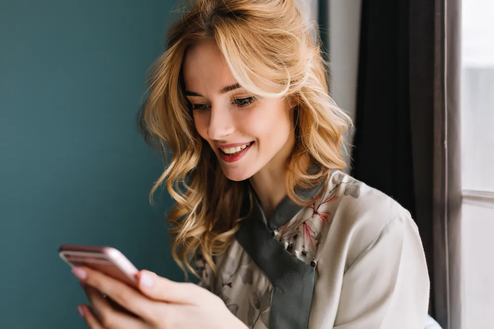 jeune femme sur son téléphone