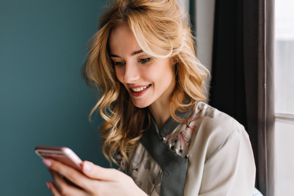 jeune femme sur son téléphone