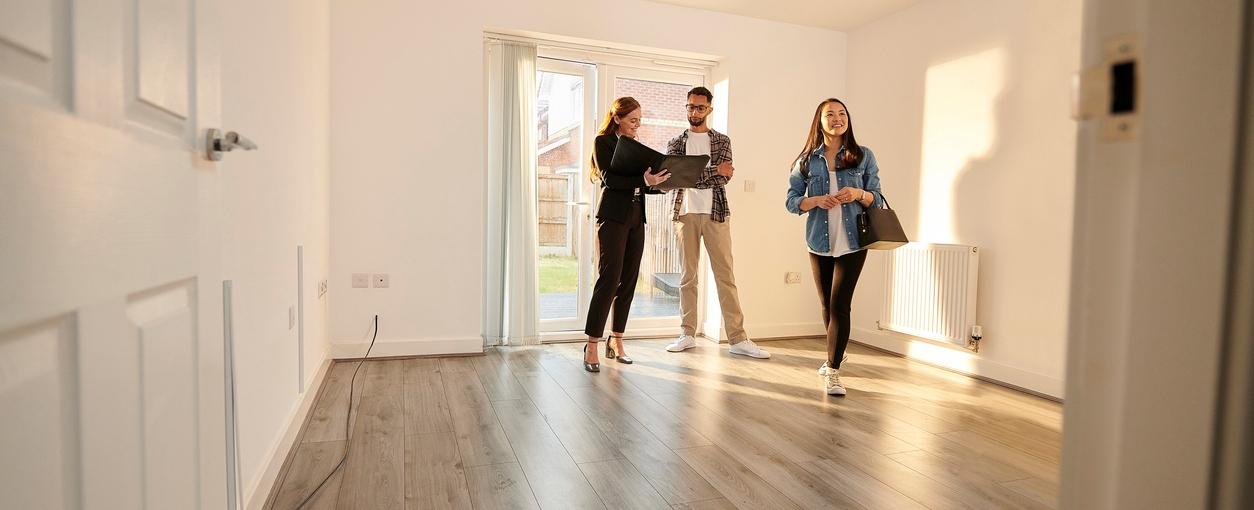 un couple visite un appartement avec un agent immobilier