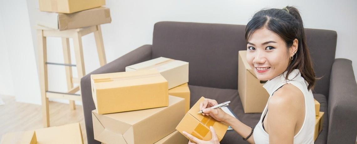 Personne préparant des colis dans un intérieur avec des cartons