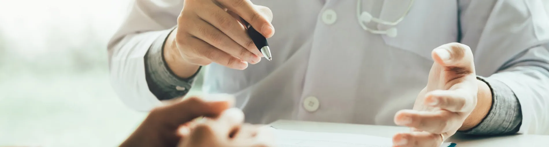 médecin écrivant une ordonnance pour son patient