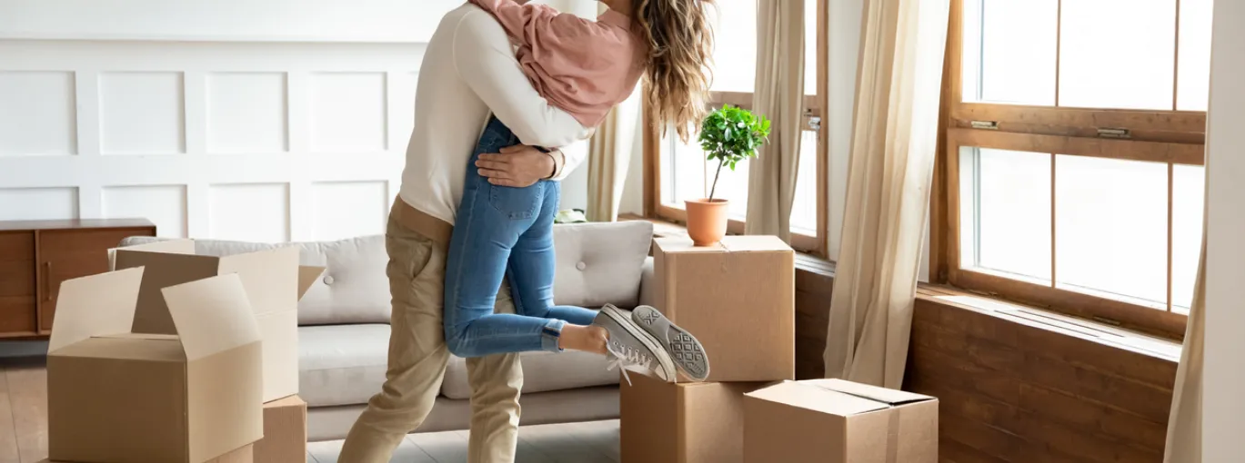 jeune couple heureux d'emménager dans un nouvel appartement