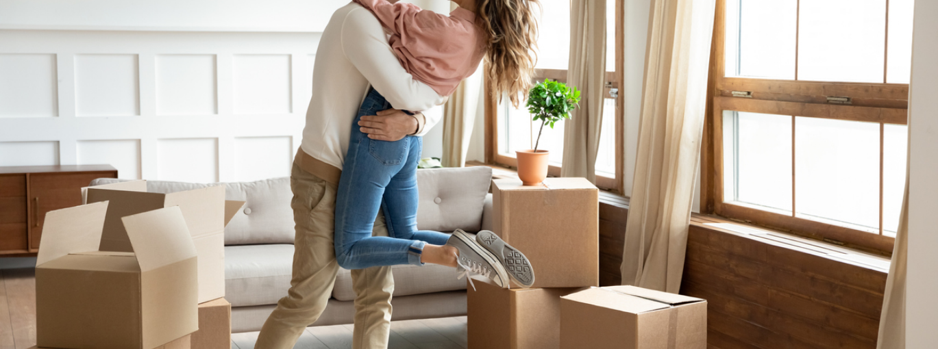 jeune couple heureux d'emménager dans un nouvel appartement