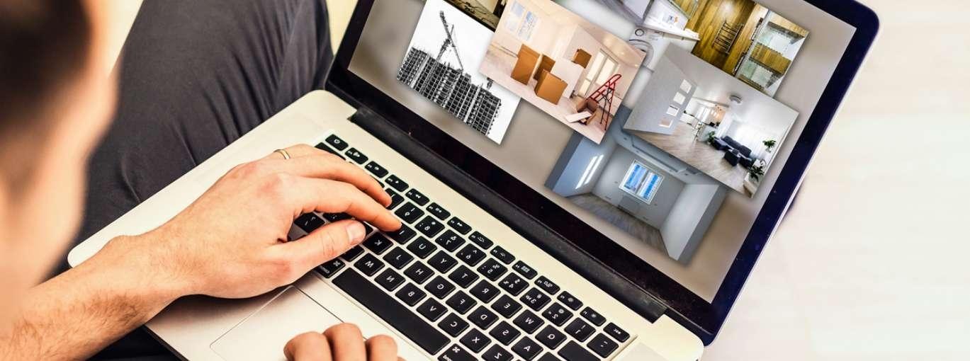 personne recherchant un logement sur son ordinateur portable