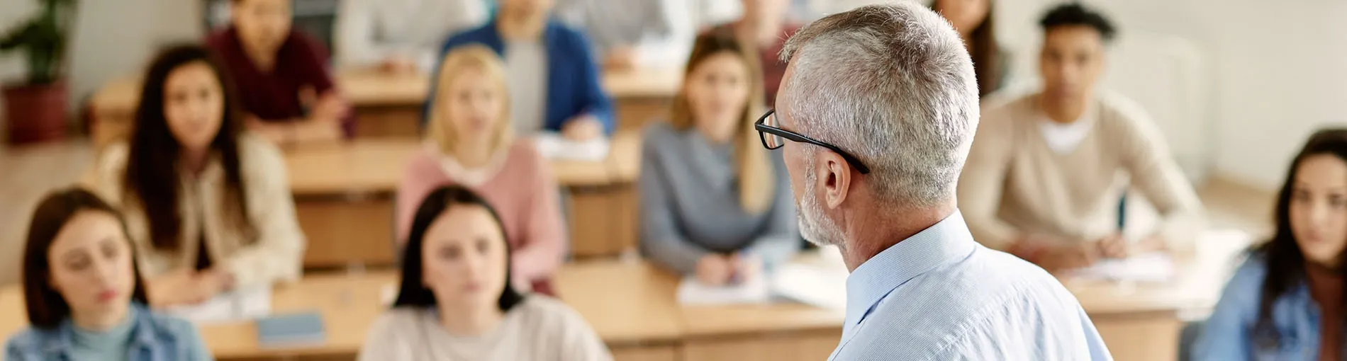 Professeur de dos et face à ses élèves