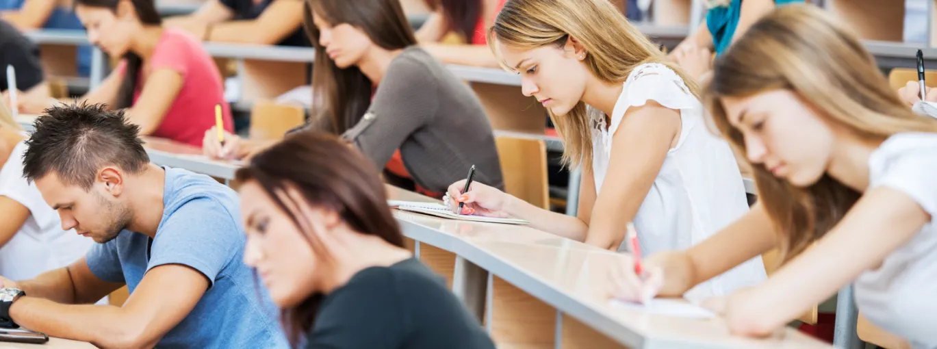 étudiants dans un amphithéatre