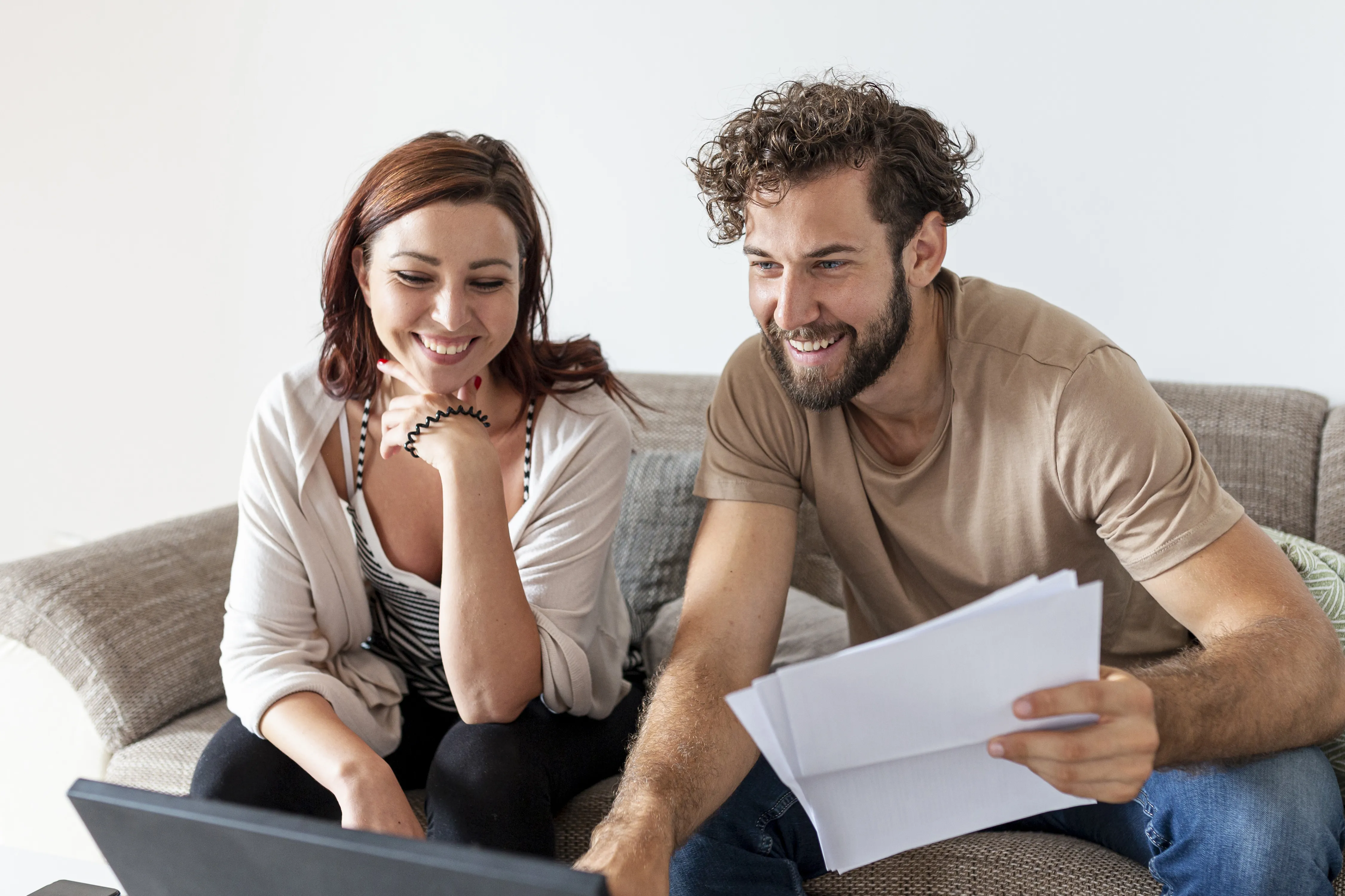 Couple qui compare des prêts immobilier