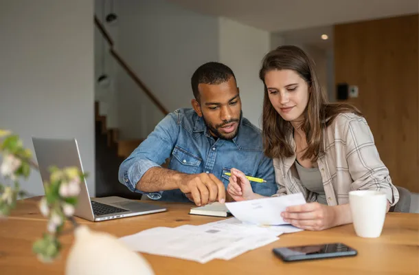 couple calcule son salaire et ses frais