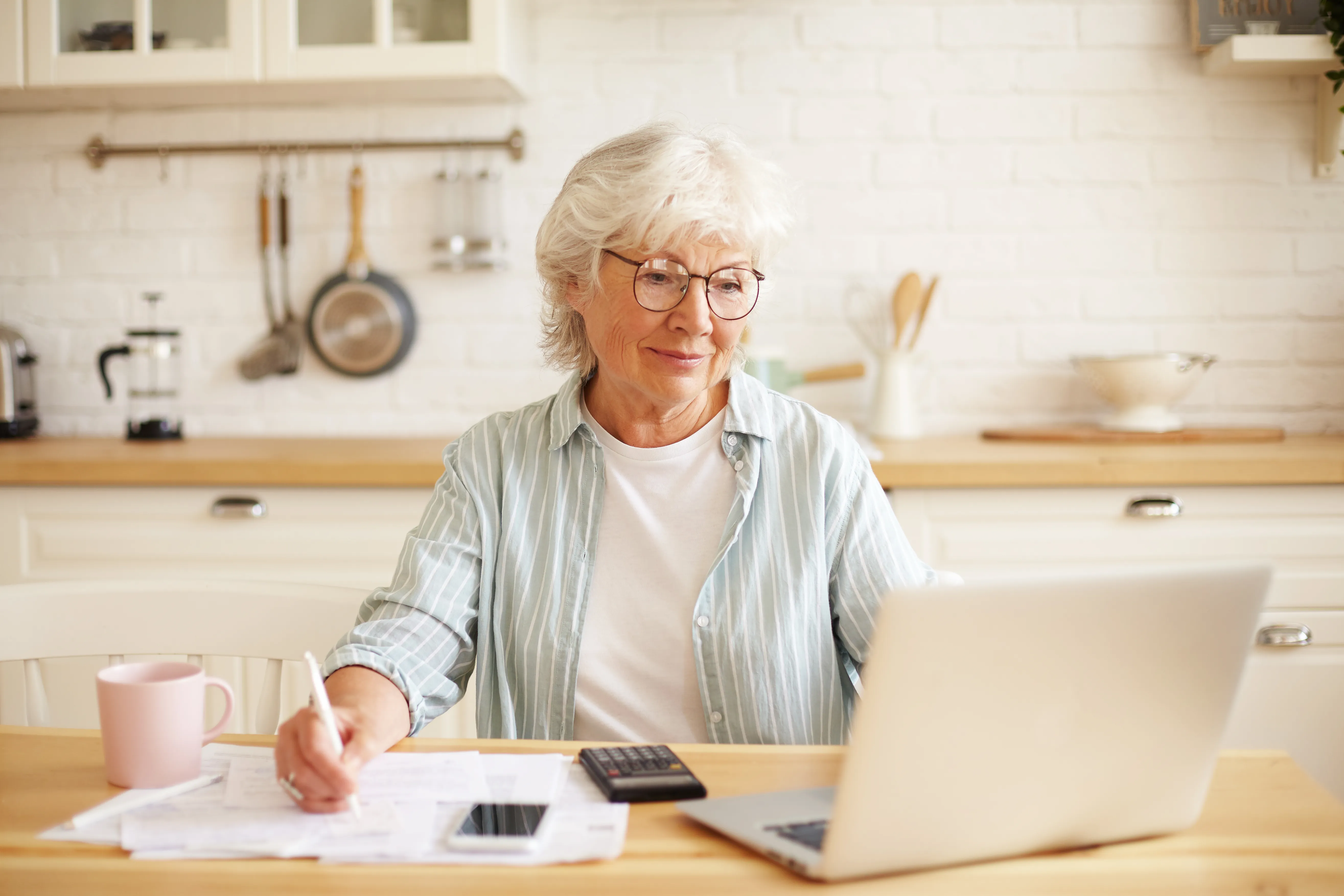 Femme retraitée devant son ordinateur