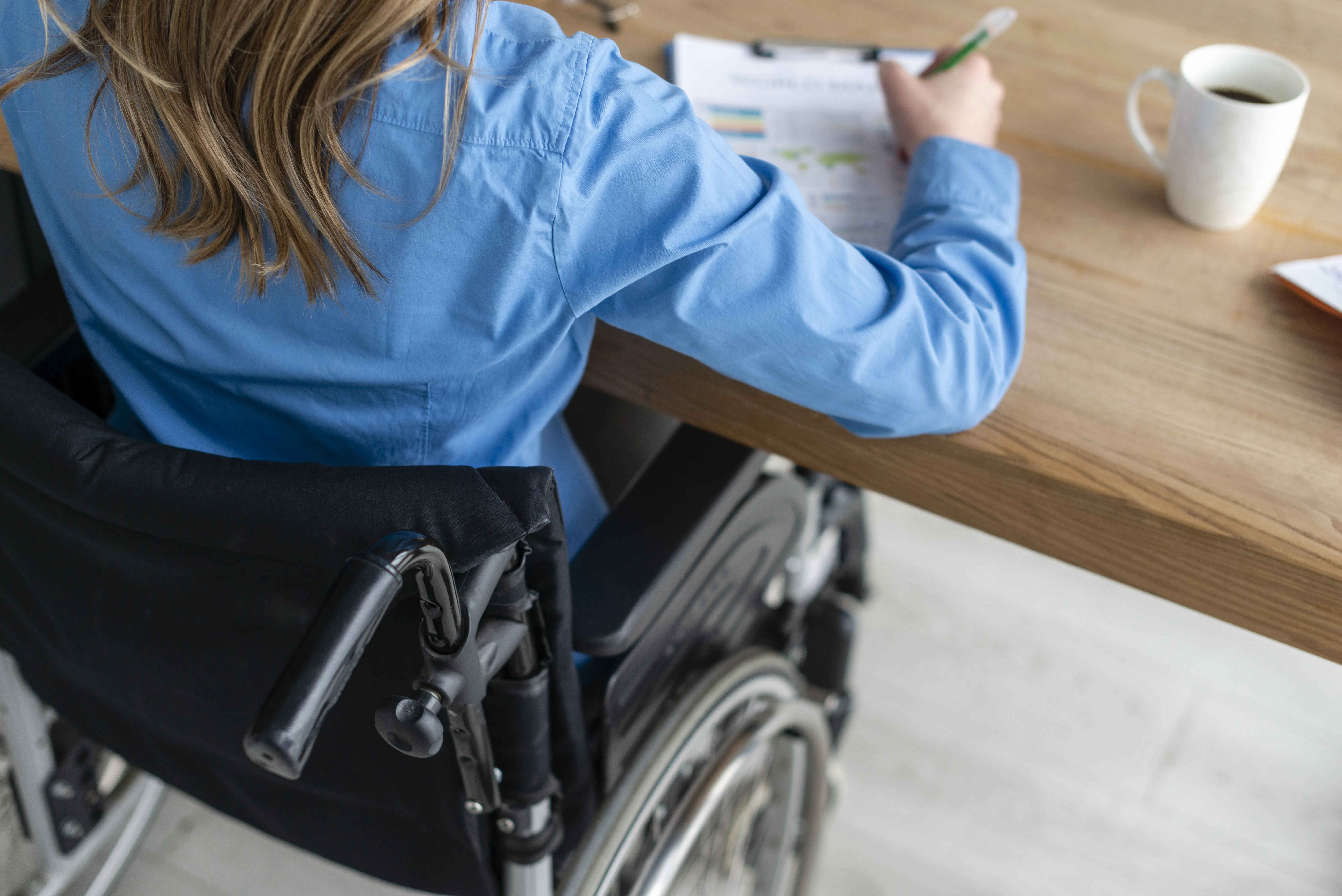 Femme fonctionnaire consultant les conditions de retraite pour invalidité