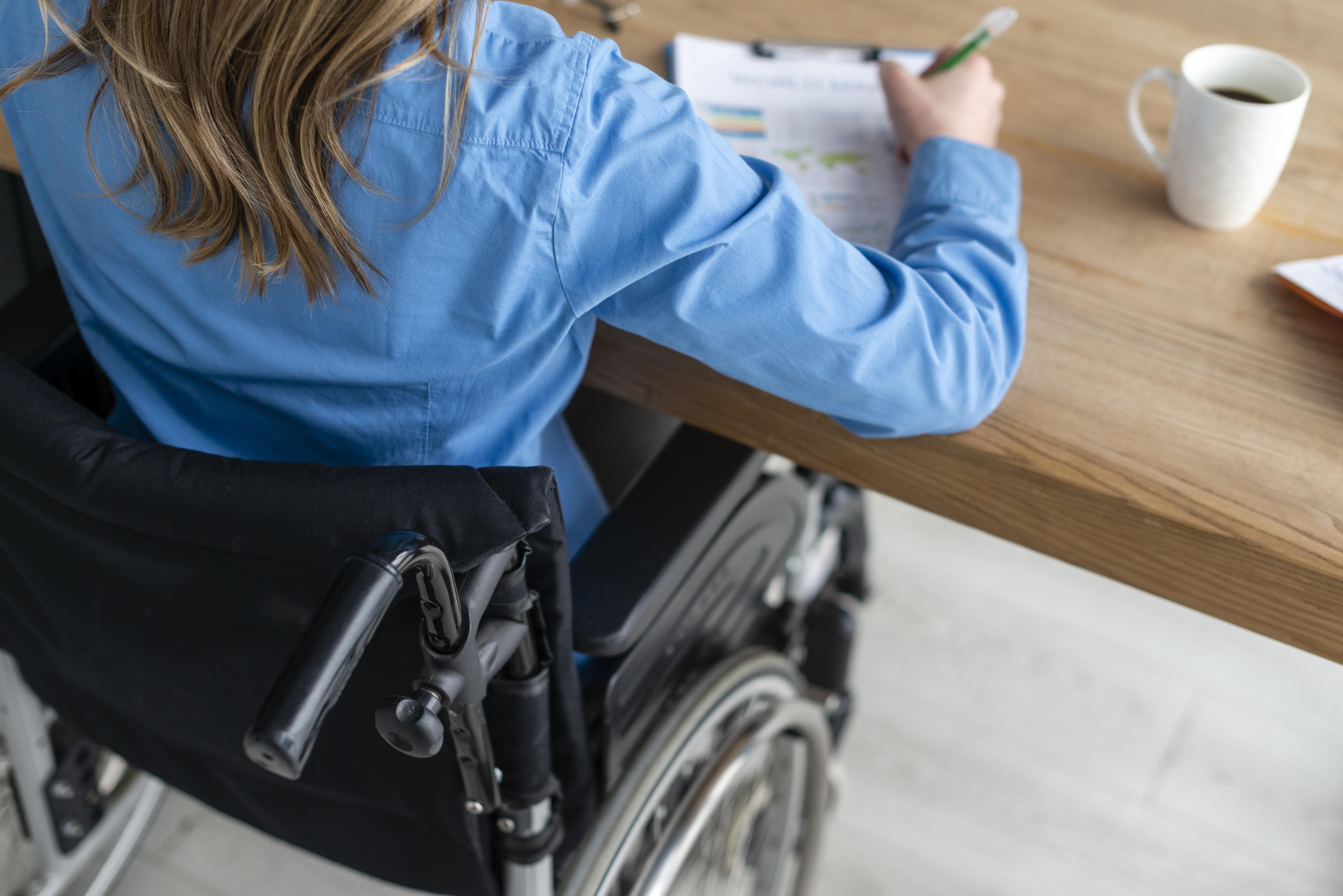 Femme fonctionnaire consultant les conditions de retraite pour invalidité