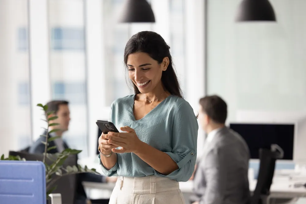 Femme souriante cherche emploi dans la fonction publique