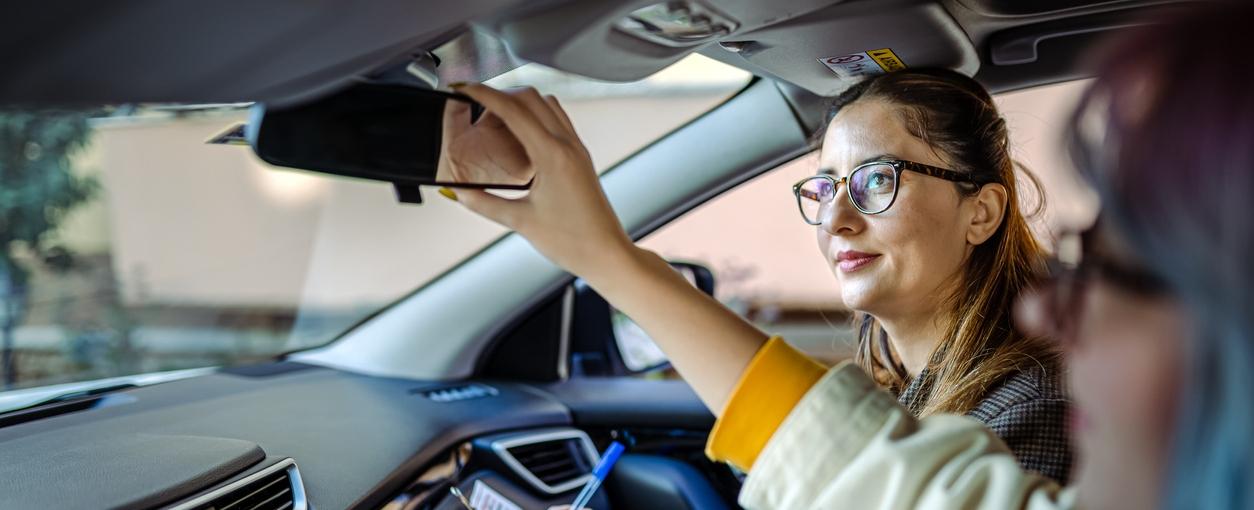 une femme passe son permis de conduire