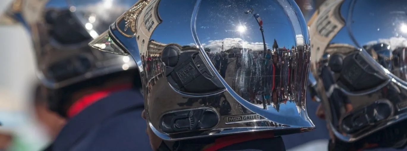 Image représentant des casques de pompiers, symbolisant les services de secours