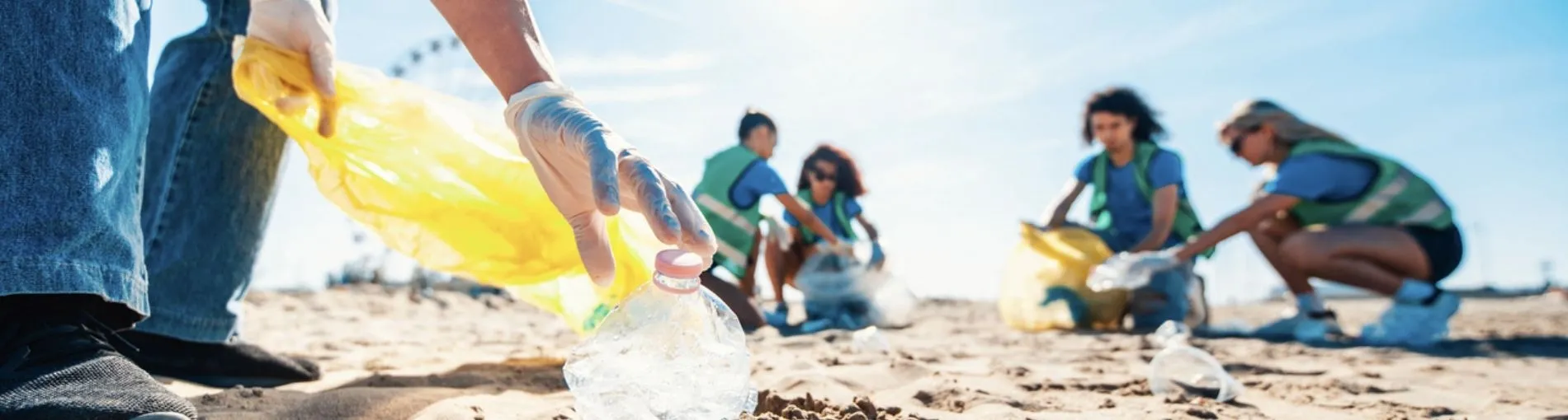 Nettoyage de plage par des bénévoles ramassant des déchets