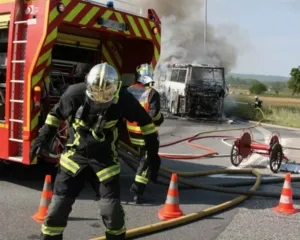 Selon les derniers chiffres publiés en 2022 par la Direction générale de la sécurité civile et de la gestion des crises (DGSCGC), la France compte 252 700 pompiers répartis ainsi :   41 800 sapeurs-pompiers professionnels 197 100 sapeurs-pompiers volontaires  13 200 militaires Toujours selon les mêmes chiffres, 48 204 sapeurs-pompiers sont des femmes (1 sur 5), soit 20 % des effectifs, contre à peine 6 % en 2003. Relativement lente par rapport à d’autres secteurs d’activité, cette féminisation est en partie
