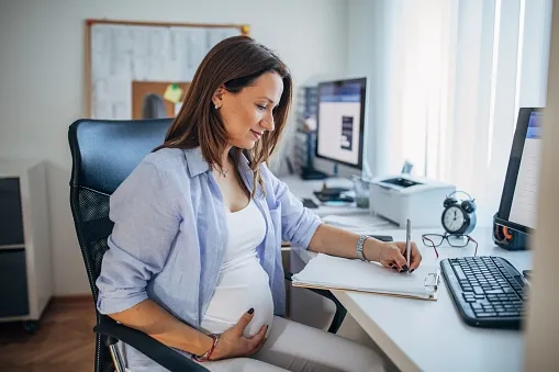 femme enceinte déclarant sa grossesse à son employeur