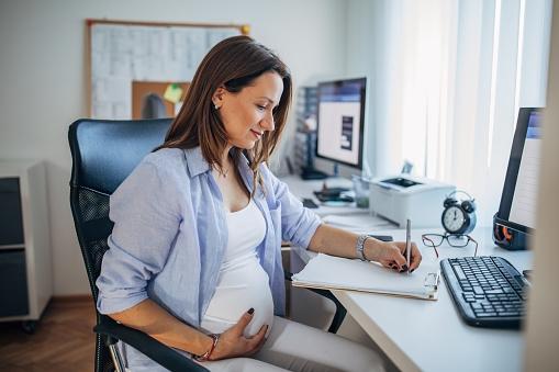 femme enceinte déclarant sa grossesse à son employeur
