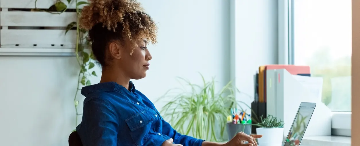 jeune femme déclarant sa grossesse à son employeur