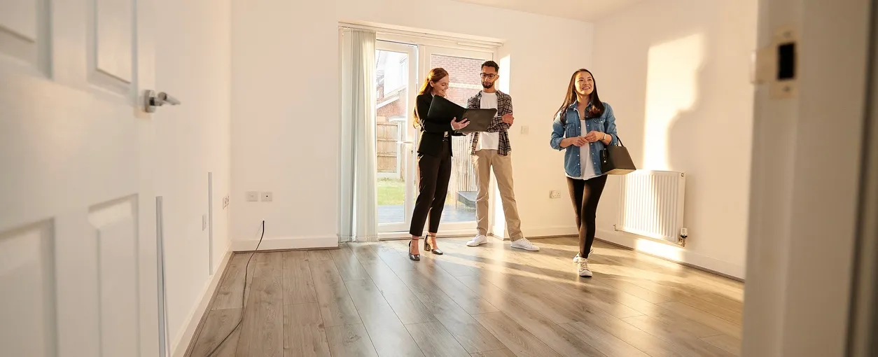 un couple visite un appartement avec un agent immobilier