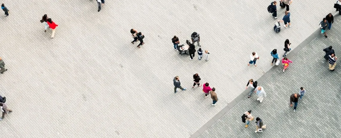 Fonctionnaires sur une place en marche