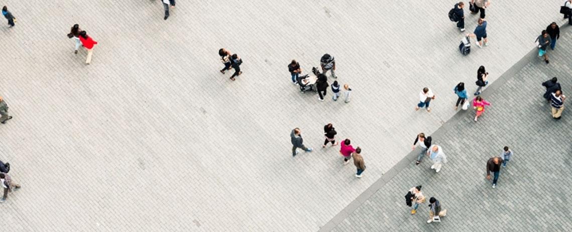 Fonctionnaires sur une place en marche