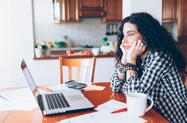 Femme surmenée papiers administratifs