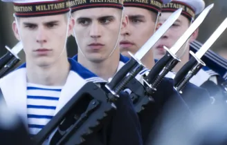 jeunes gens militaires en défilé