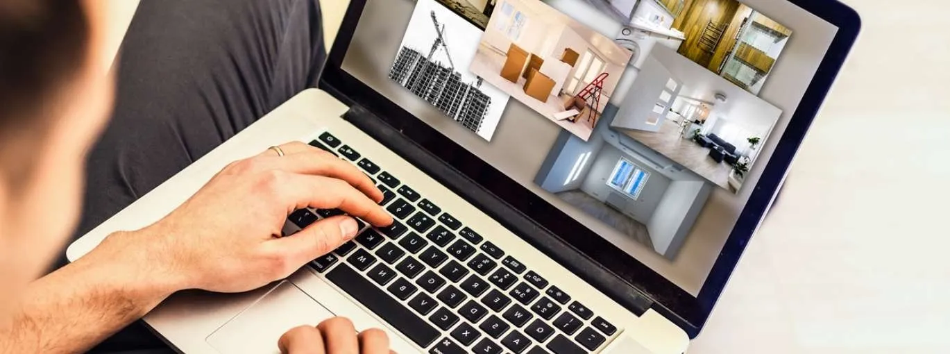 personne recherchant un logement sur son ordinateur portable