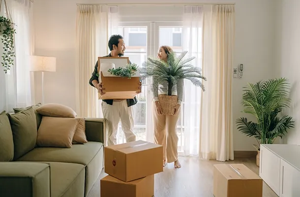 Un couple dans un appartement, entre les cartons et les plantes