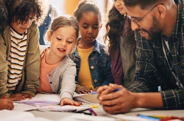 jeune enseignant en école primaire avec ses élèves