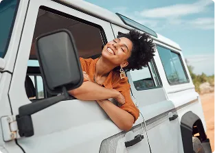 Femme dans une voiture, fenêtre ouverte.