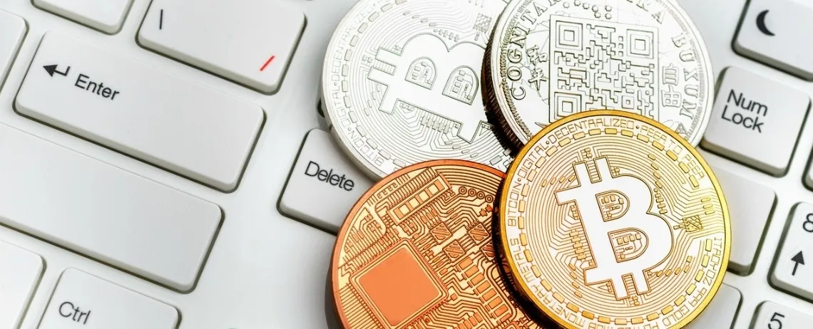 Pièces de monnaie sur un clavier d'ordinateur.
