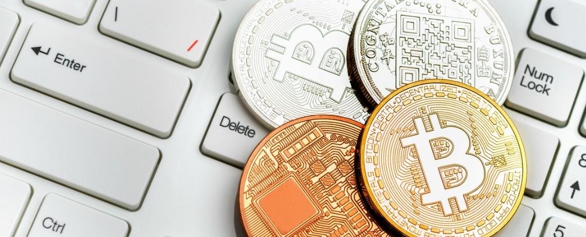 Pièces de monnaie sur un clavier d'ordinateur.