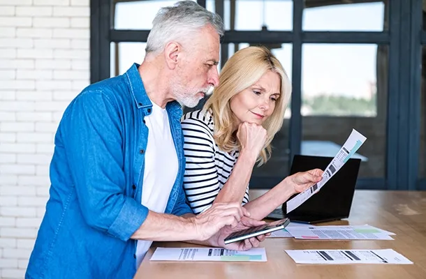 couple de retraités calculant leur retraite