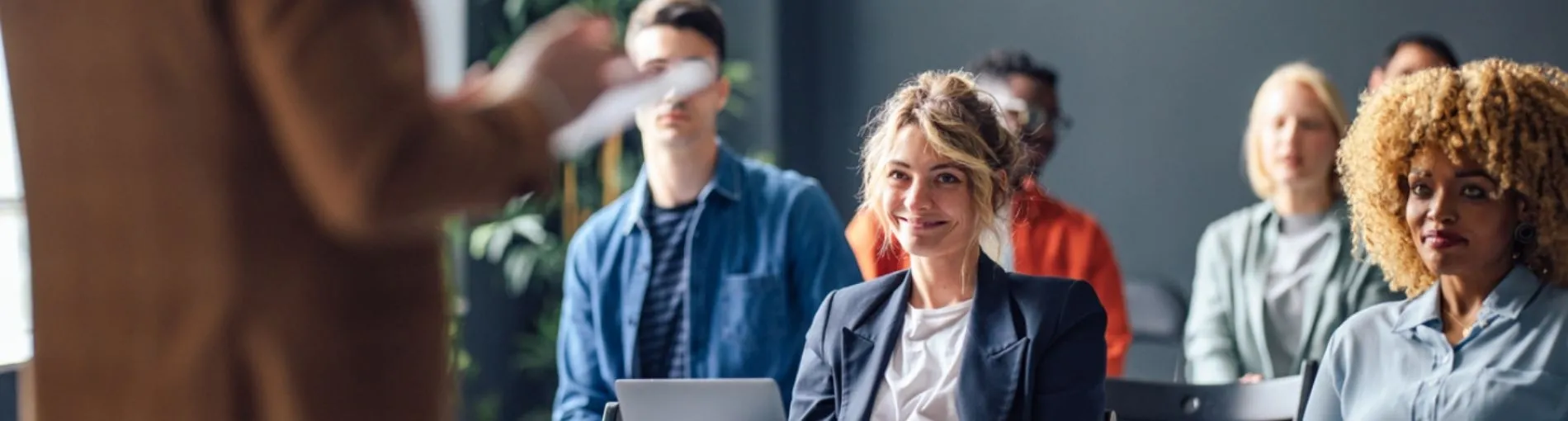 classe d'adultes devant leur professeur