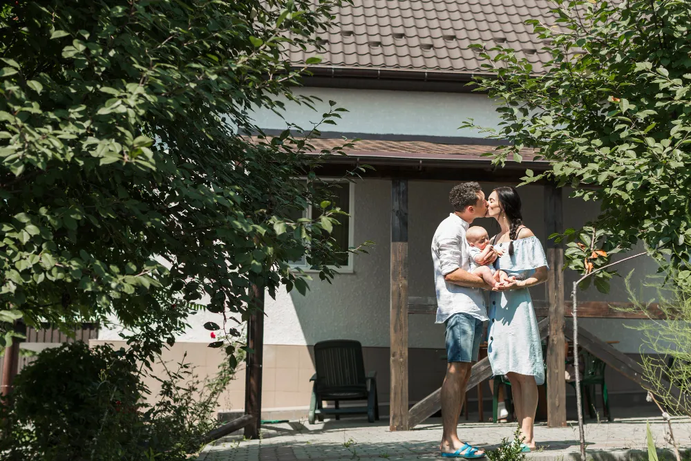 Couple devant une maison