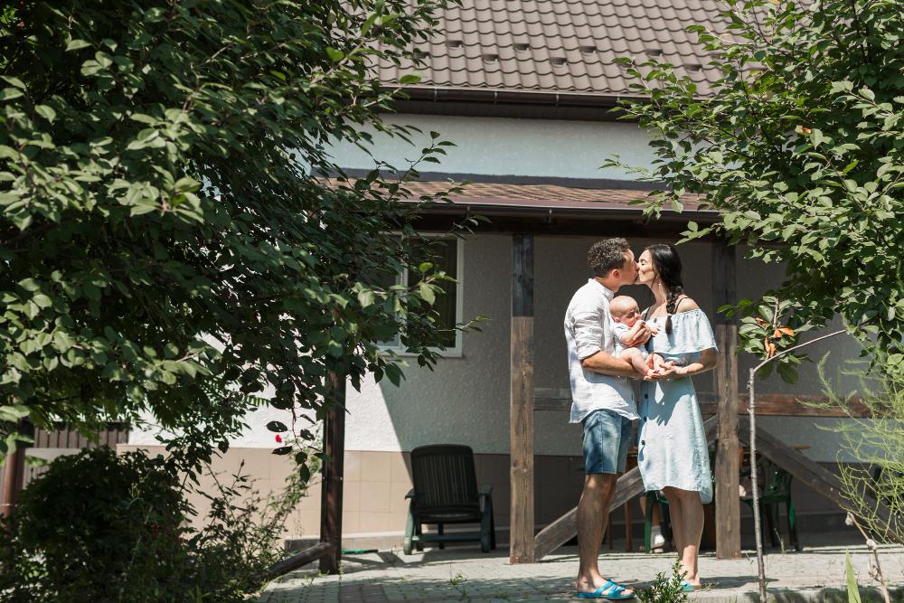 Couple devant une maison