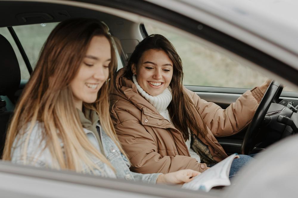 Deux femmes dans une voiture