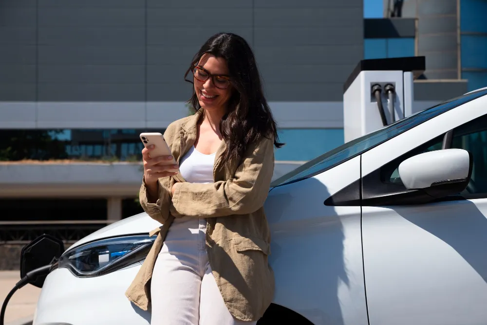 Femme devant une voiture