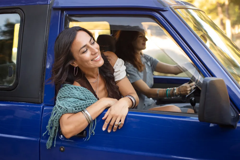 Femmes dans une voiture