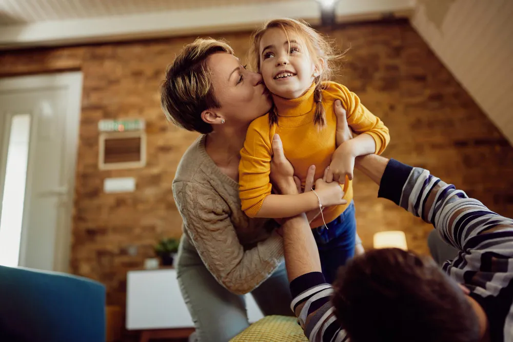parent avec une petite fille dans les bras