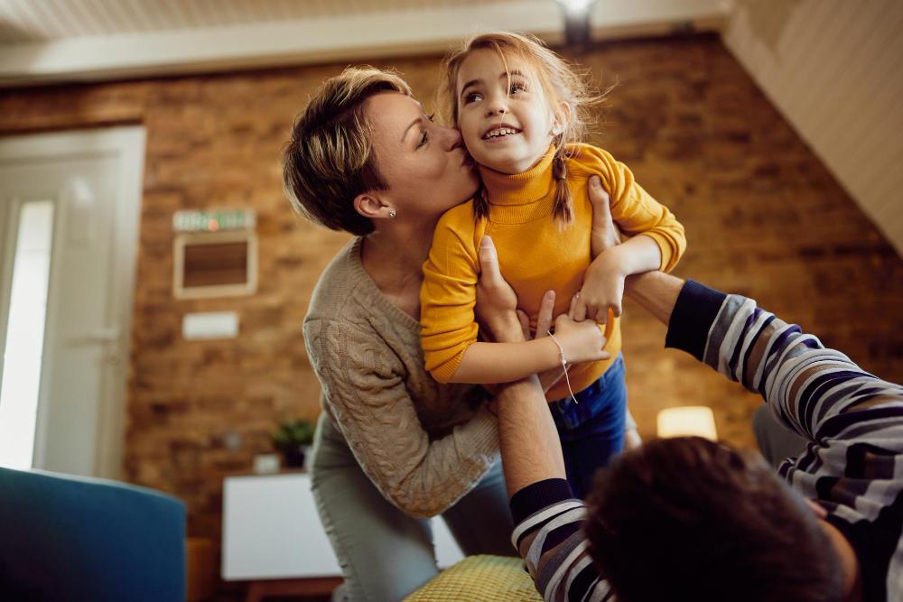 parent avec une petite fille dans les bras