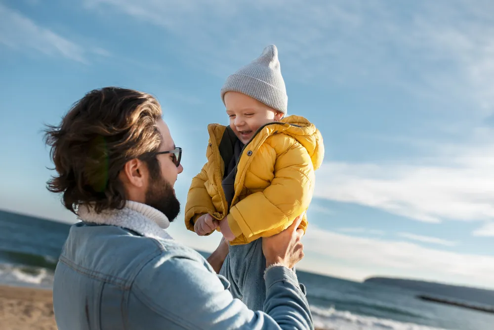 un père et son fils à la plage