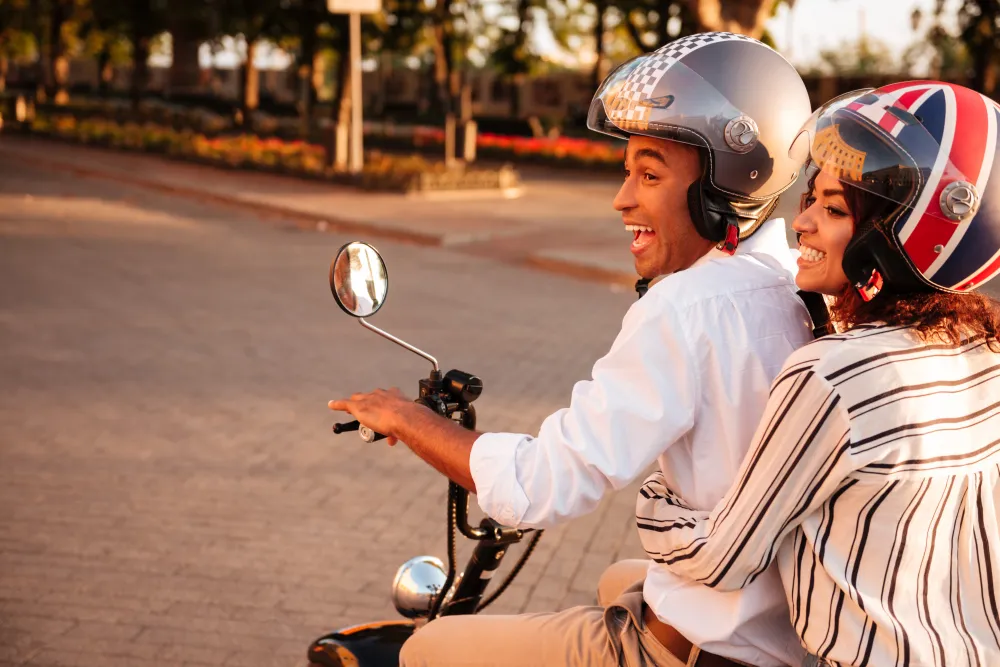 Deux personnes sur un scooter